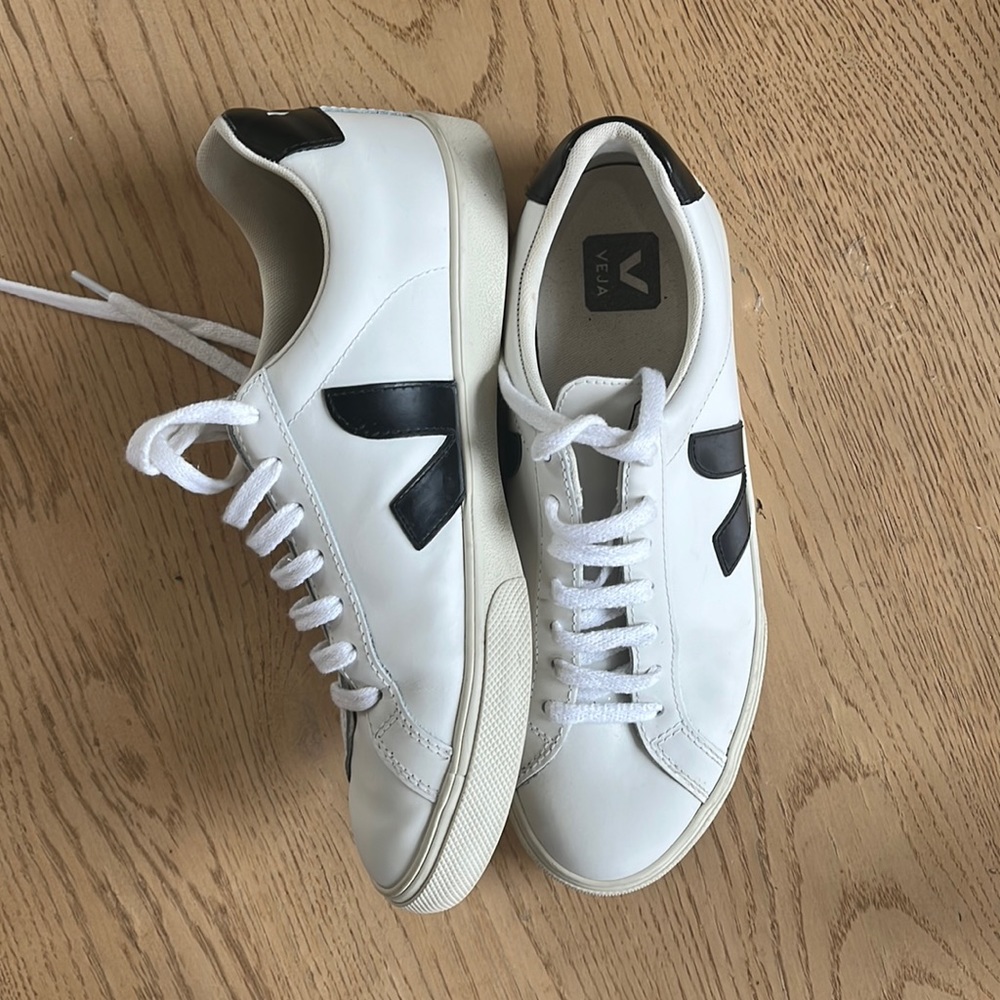 Womens vejas size 8